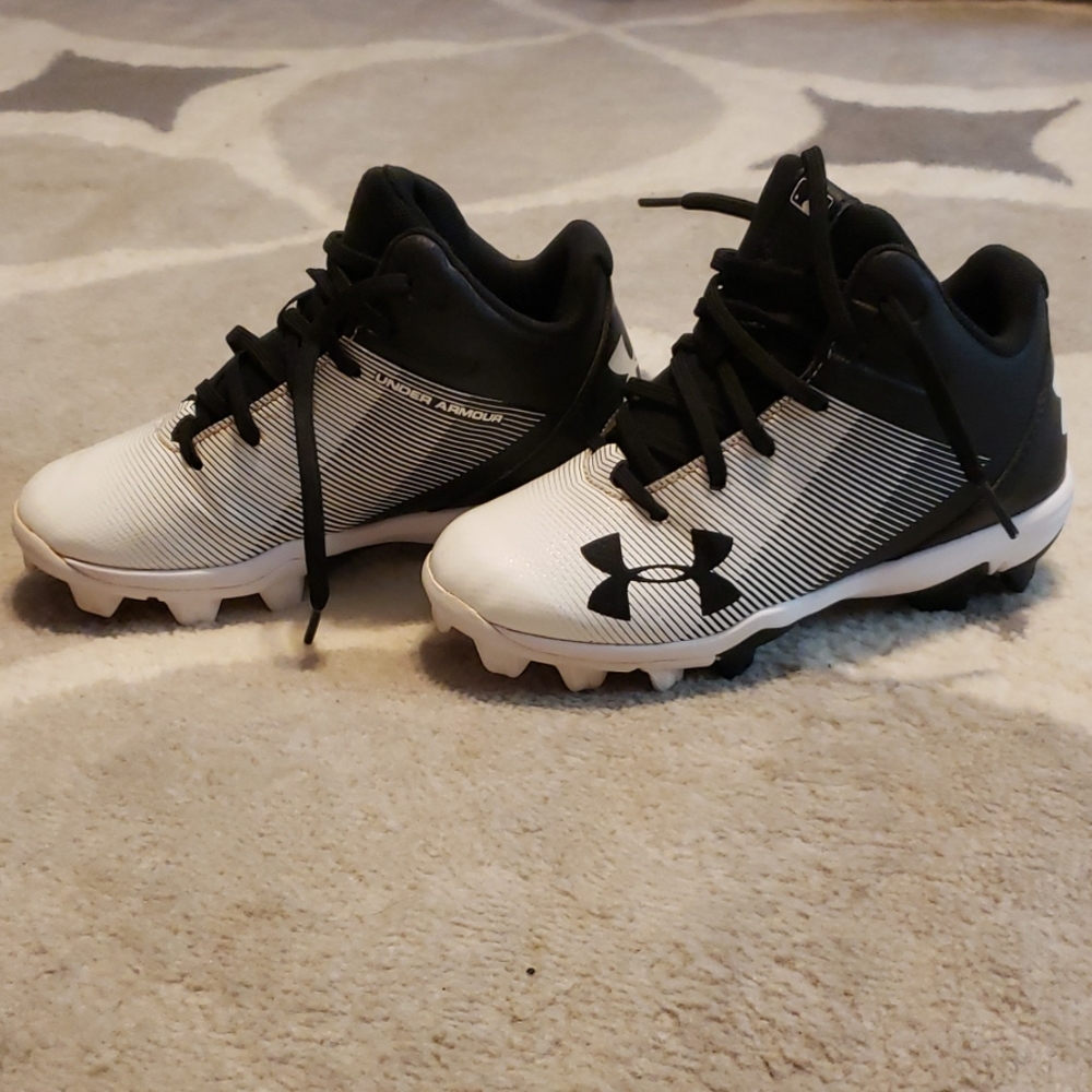 Under Armour boys baseball cleats